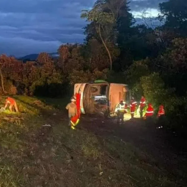 Accidente de tránsito de bus en Boyacá, vía Bogotá a Bucaramanga, dejó 4 muertos