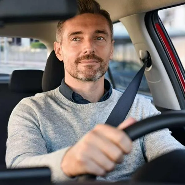 Foto de hombre manejando, en nota de cuándo hay un cruce quién tiene preferencia 