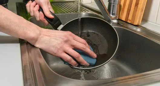 Por qué no se debe tirar el aceite de cocina usado por las tuberías del lavaplatos: detalles y cómo deshacerse de él