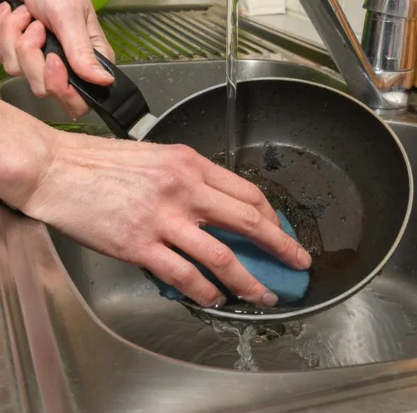 Por qué no se debe tirar el aceite de cocina usado por las tuberías del lavaplatos: detalles y cómo deshacerse de él