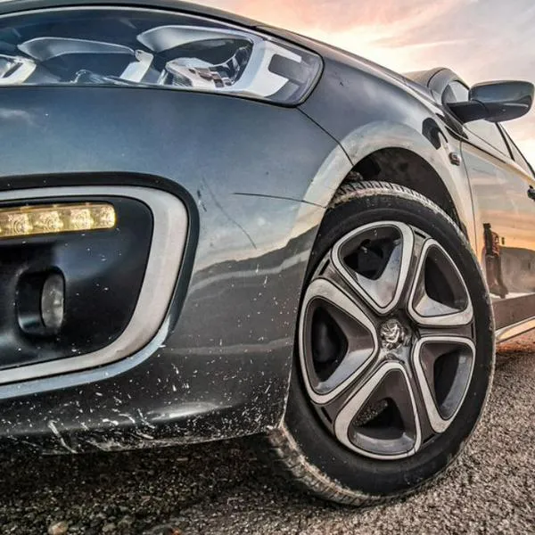Los carros eléctricos tienen un mayor desgaste en llantas por el peso de sus baterías, dice estudio de J.D. Power.