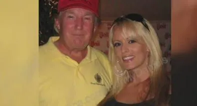 Stormy Daniels es una actriz de contenido para adultos que testificó contra Donald Trump y este fue encontrado culpable.