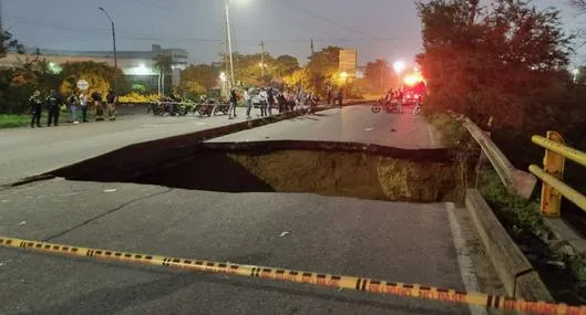 Puente se desplomó en Barranquilla y hay varios muertos y heridos. Se sabe que en la zona hay caos y varios vehículos terminaron destruidos.  