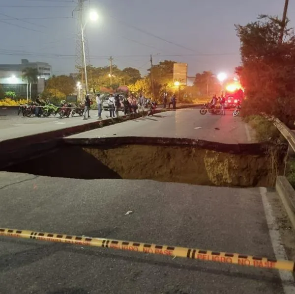 Puente se desplomó en Barranquilla y hay varios muertos y heridos. Se sabe que en la zona hay caos y varios vehículos terminaron destruidos.  