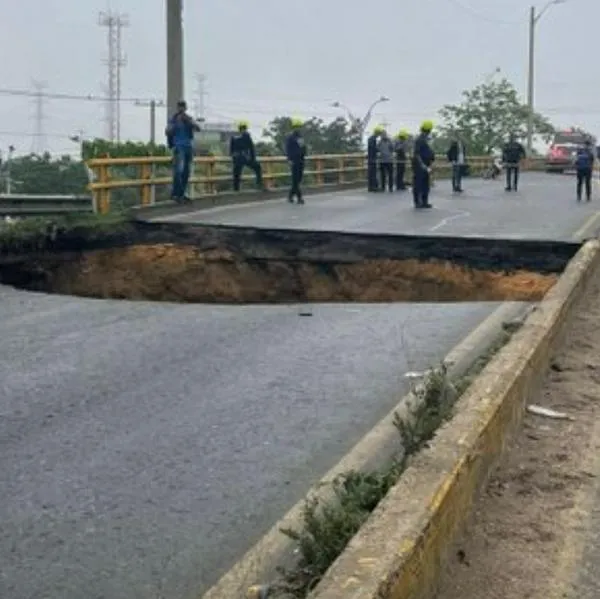 Así quedaron los carros que cayeron del puente que se desplomó en Barranquilla. Son al menos dos y otras dos motos, los cuales colapsaron en la vía. 