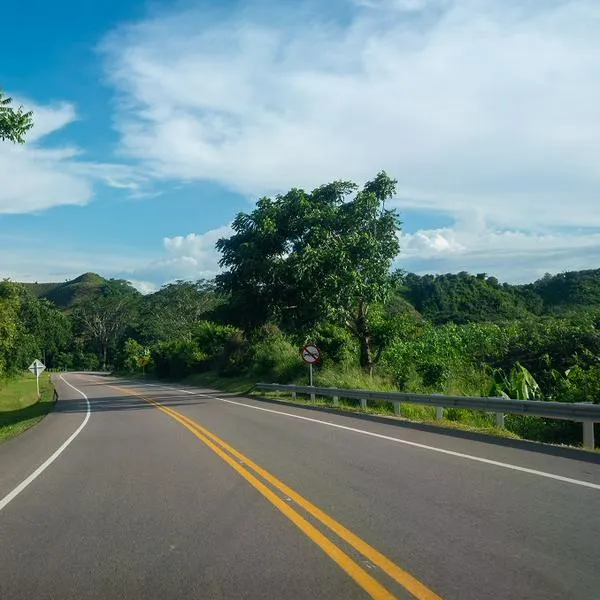 Líneas amarillas en la carretera, en nota sobre por qué son de ese color