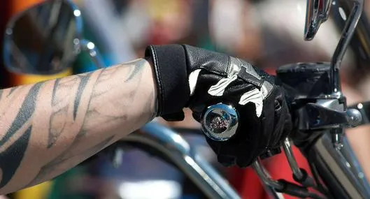 Foto de motociclista, en nota de cómo lavar los guantes de moto y quitarles el mal olor para dejarlos como nuevos