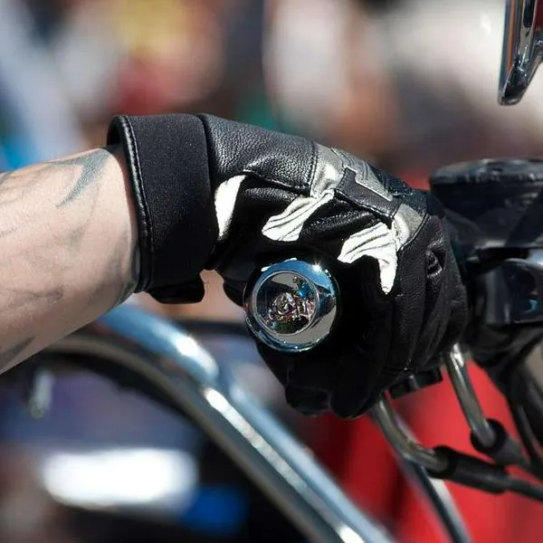 Foto de motociclista, en nota de cómo lavar los guantes de moto y quitarles el mal olor para dejarlos como nuevos