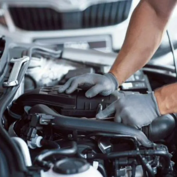 Malos hábitos que dañan el motor de los carros: por qué afecta su rendimiento y qué se recomienda para mantenerlos en buenas condiciones.