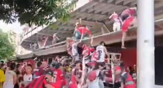 Hinchas de Cúcuta Deportivo protagonizaron disturbios en pleno juego contra Llaneros