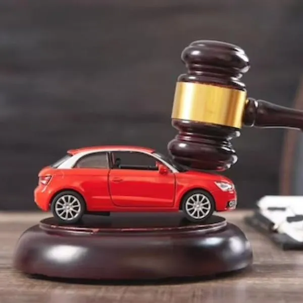 Subasta de carros y motos de la SAE; vehículos Mercedes Benz, Toyota y más