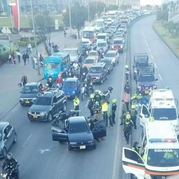 Trancón en la autopista Sur de Bogotá este primero de junio por un tiroteo en el que una persona fue asesinada
