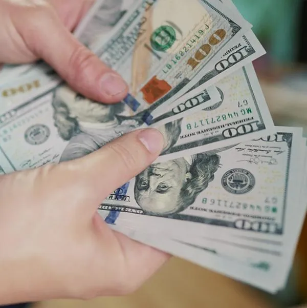 Es bueno o no comprar dólar cuando está por debajo de 3.900 pesos