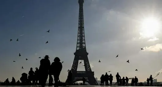 Tres detenidos por depositar ataúdes al pie de la Torre Eiffel: sospechas de manipulación rusa