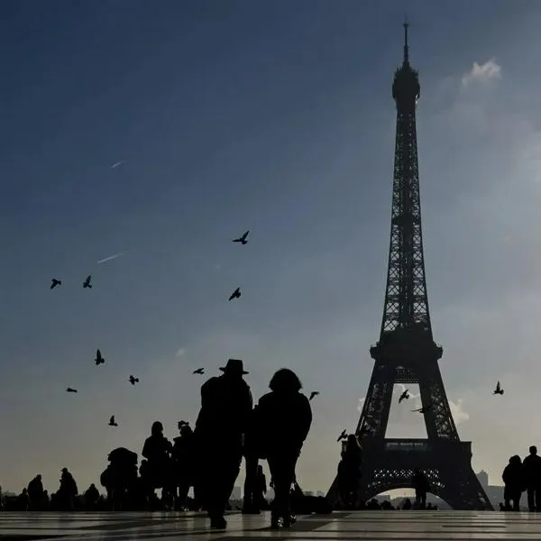 Tres detenidos por depositar ataúdes al pie de la Torre Eiffel: sospechas de manipulación rusa