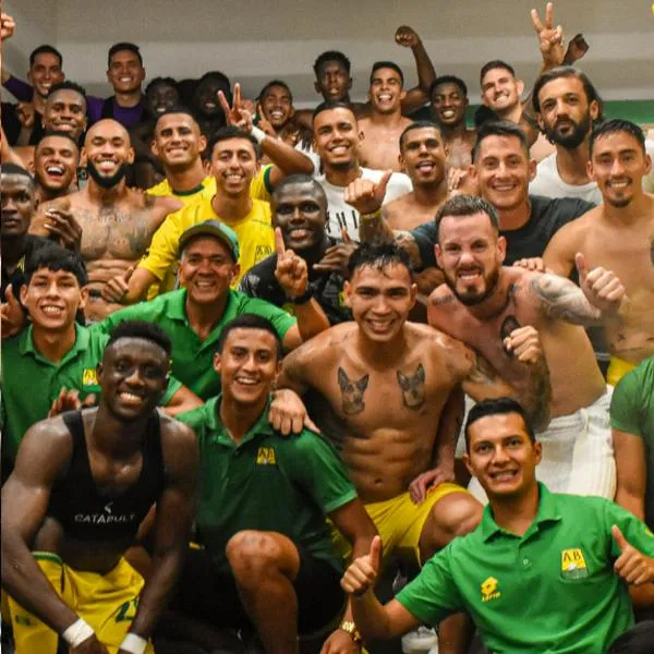 Jugadores de Santa Fe y futbolistas de Bucaramanga, en nota sobre cuándo es la final de la Liga BetPlay