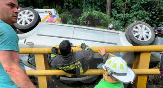 Un carro se volcó en la variante de Caldas, Antioquia, y dejó tres personas lesionadas