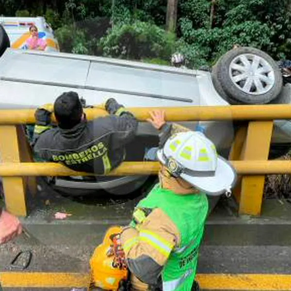 Un carro se volcó en la variante de Caldas, Antioquia, y dejó tres personas lesionadas