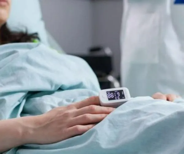 Mujer en el hospital. En relación con riñs en Medellín.