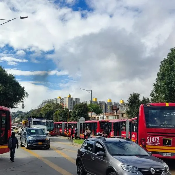 Bloqueos en Bogotá armaron caos en Transmilenio de Suba y a la gente le tocó caminar. Hay afectaciones y retrasos en las rutas del sistema. 