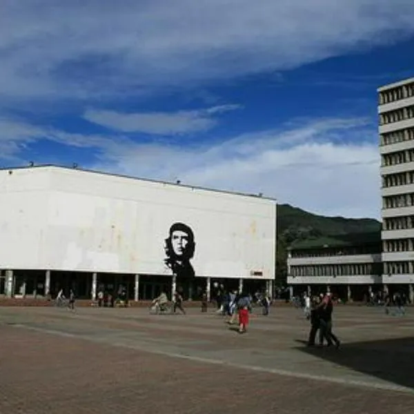 Exministros y viceministros dicen que la situación en la Universidad Nacional "no tiene justificación juridica, ni ética" por pedir un rector encargado. 
