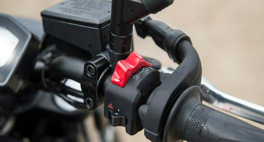 ¿Qué función cumple el botón rojo de la moto?