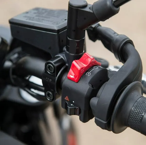 ¿Qué función cumple el botón rojo de la moto?