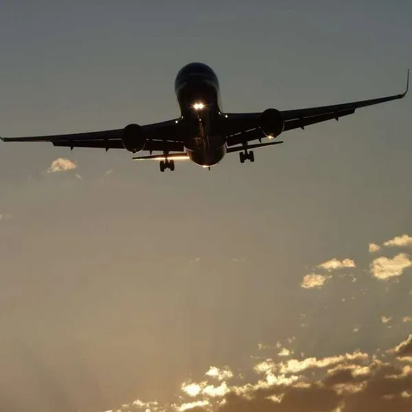 Foto de vuelo comercial, en nota de cuántas horas puede volar un avión sin hacer ninguna parada 