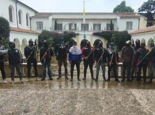 Indígenas y campesinos protestan en Nunciatura Apostólica en Bogotá, ¿qué exigen?