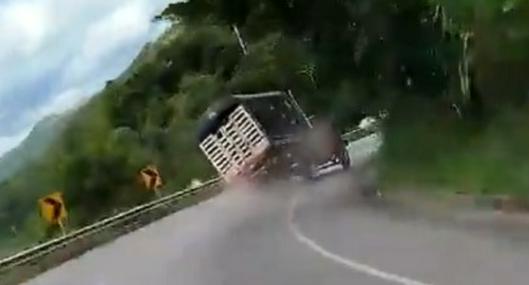 Accidente en Santander: camión se quedó sin frenos.