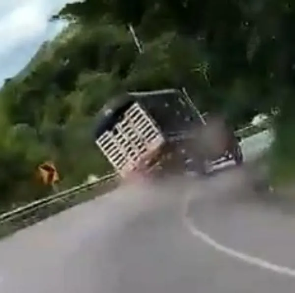 Accidente en Santander: camión se quedó sin frenos.