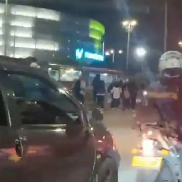 Bloqueo en carrera 30 obligó a cierre de Transmilenio; pasajeros caminan a casa