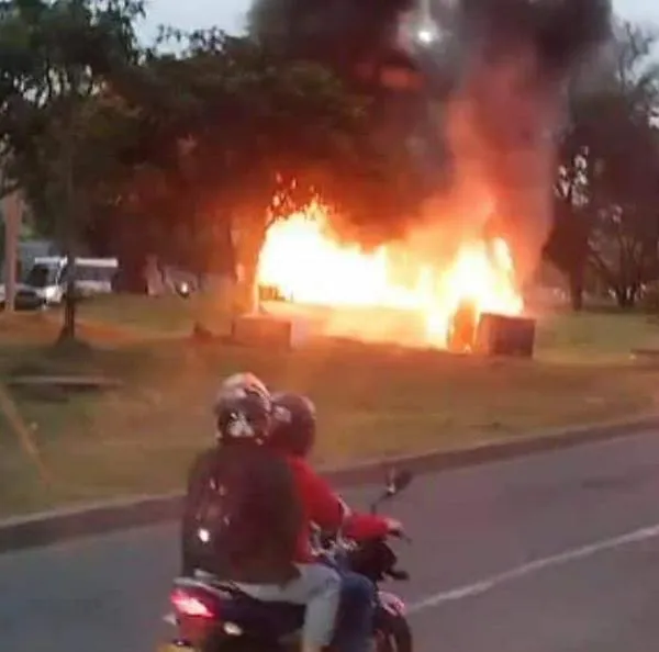 Bomberos controlaron grave incendio de bus en el sur de Cali