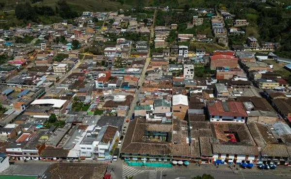“El hombre entró al bar, se tomó una cerveza y luego mató a tres personas a tiros”: así fue matanza en Urrao