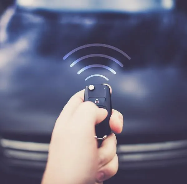 ¿Qué hacer si la alarma de mi auto no deja de sonar?