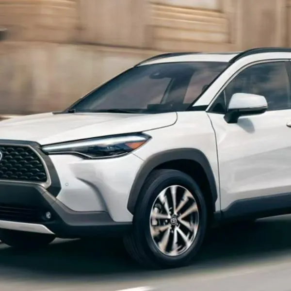 Toyota, Mazda y Renault son las marcas que tienen los carros más vendidos en Colombia entre enero y mayo de 2024 (Corolla Cross, CX-30 y Duster).