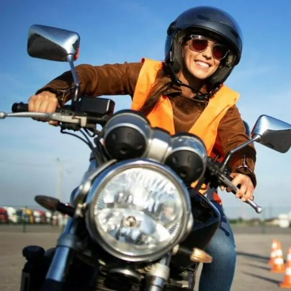Cómo sacar licencia de conducción de moto en Colombia y cuánto cuesta en 2024