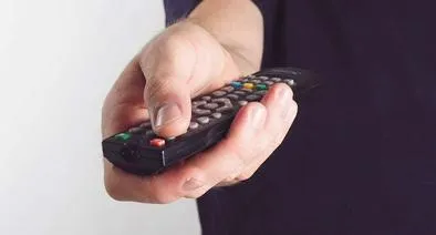 Foto de control remoto, en nota de qué es el botón REC en el televisor 