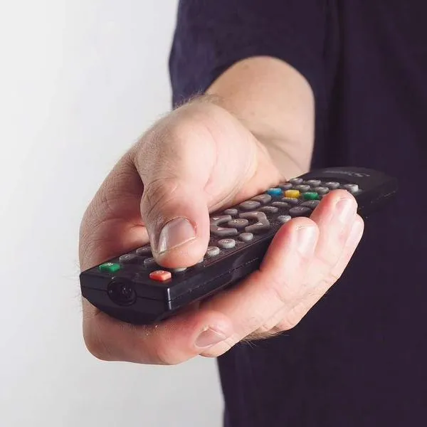 Foto de control remoto, en nota de qué es el botón REC en el televisor 