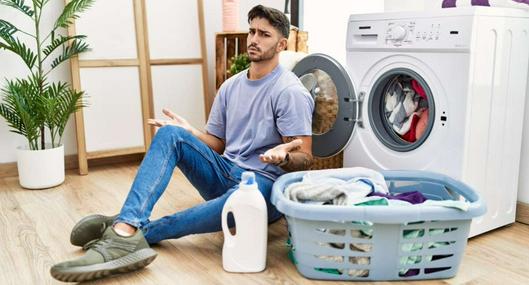 Foto de hombre lavando, en nota de qué gasta más entre un programa corto o largo en la lavadora para ahorrar dinero