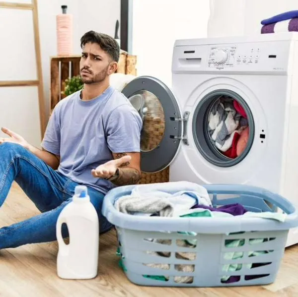 Foto de hombre lavando, en nota de qué gasta más entre un programa corto o largo en la lavadora para ahorrar dinero