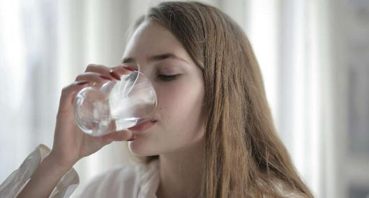 Foto de mujer bebiendo, en nota de qué pasa con el agua de Colombia al consumirla, según experto que expuso riesgo