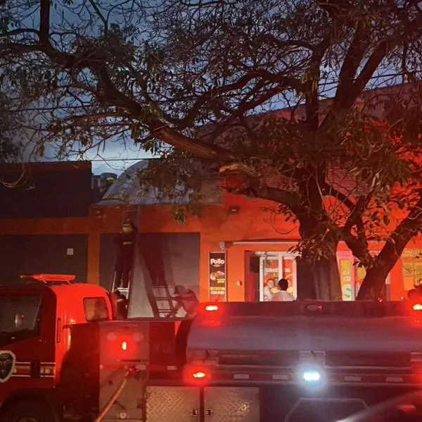 Incendio en tienda Ara en Riohacha, La Guajira, corto circuito sería el causante