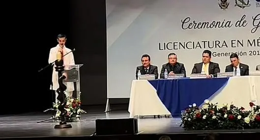 Joven se graduó de médico en México y conmovió a todos los presentes en la ceremonia con discurso hacia sus padres: video y qué dijo