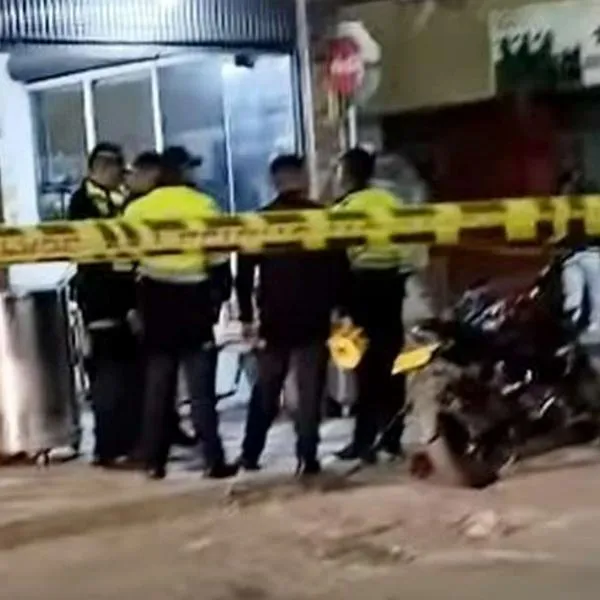 Sicariato en Bogotá: en Fontibón se armó una balacera y un hombre fue asesinado en plena esquina del centro de la localidad. Hubo caos en el sector. 
