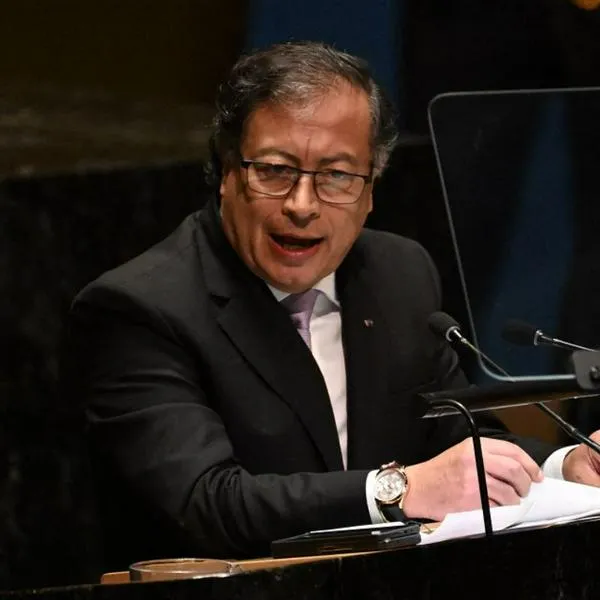 Gustavo Petro respondió a críticas de constituyente y mandó a colegio