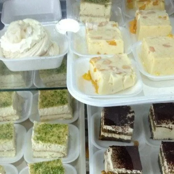 Quienes son los dueños de Todorico, famosa pastelería que armó cuadra de postres en el occidente de Bogotá. Empezó vendiendo obleas. 