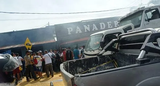 Accidente de tránsito dejó heridos: bus chocó con panadería y más vehículos