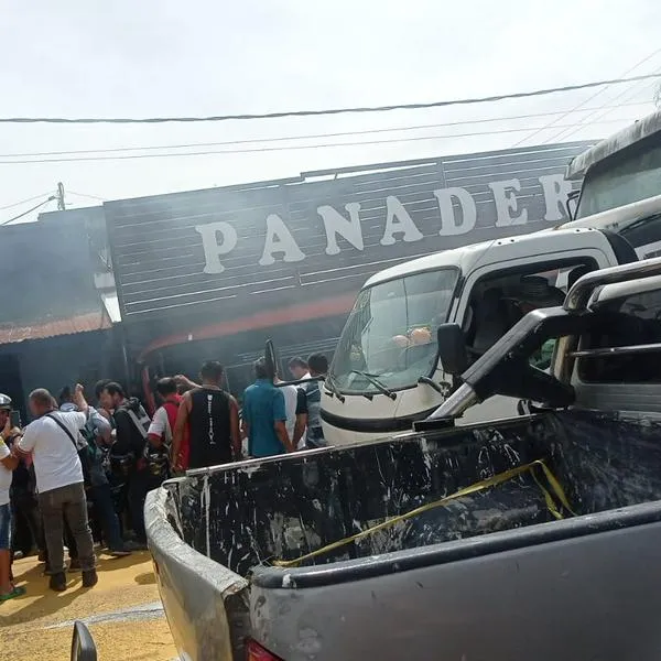 Accidente de tránsito dejó heridos: bus chocó con panadería y más vehículos