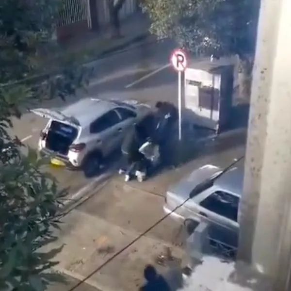 Video de violento robo en Park Way (Bogotá): a mujer la arrastraron y amenazaron
